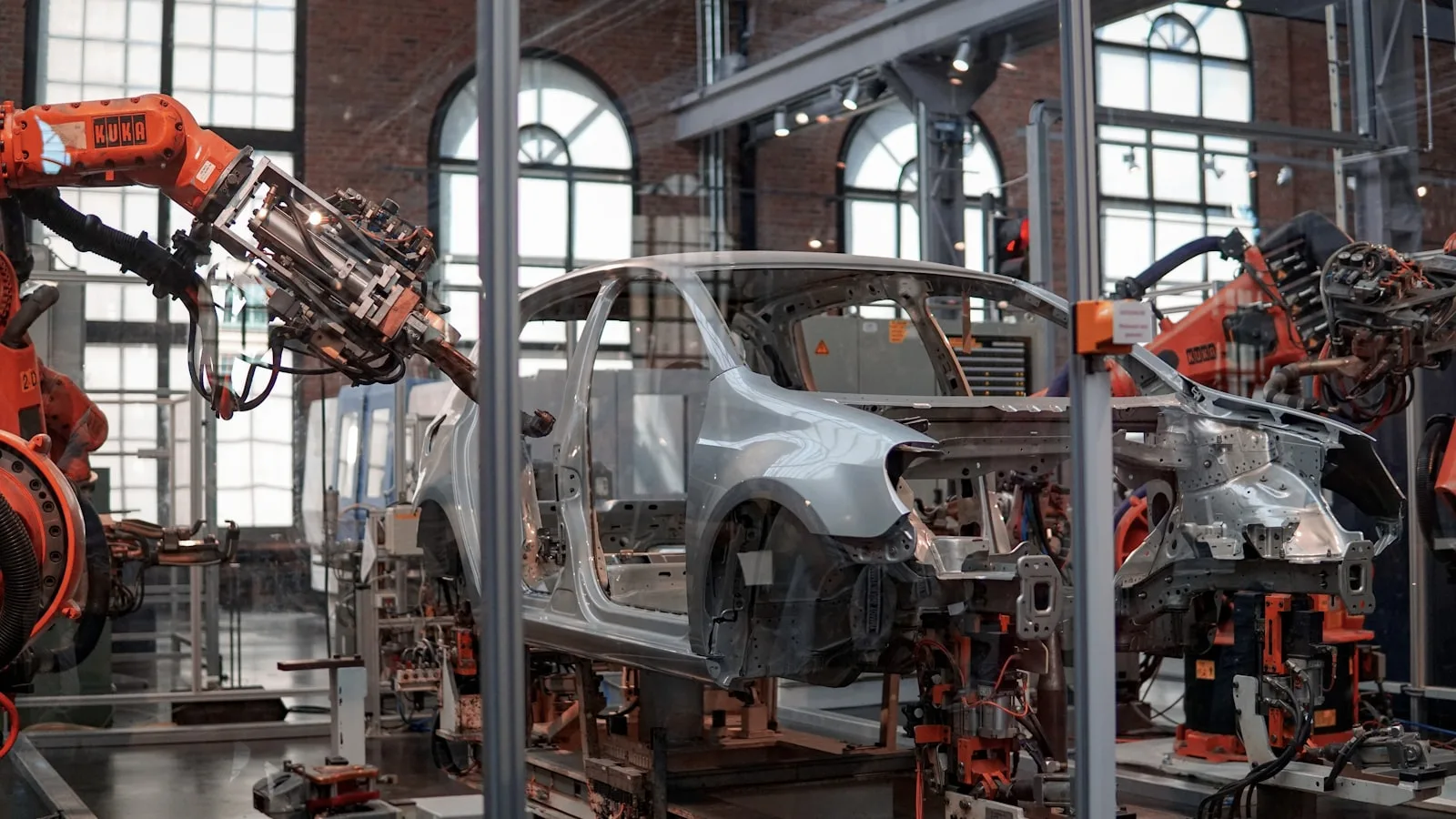 Smart Manufacturing: From IoT Sensors to Real-time KPIs